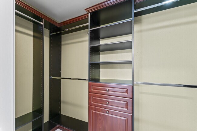 Building Photo - "Spacious 3-Bedroom Retreat with Modern Co...