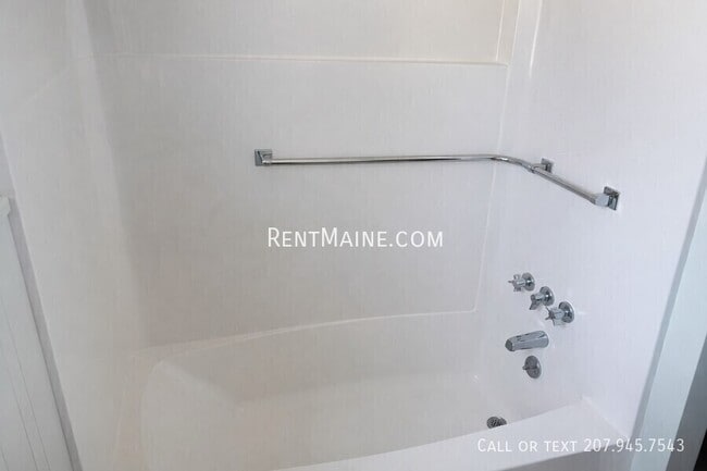 Building Photo - 19 Hemlock St