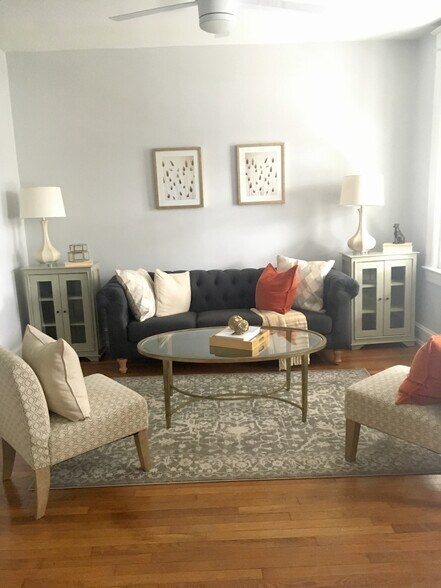 living room - 825 Kentucky Ave SE