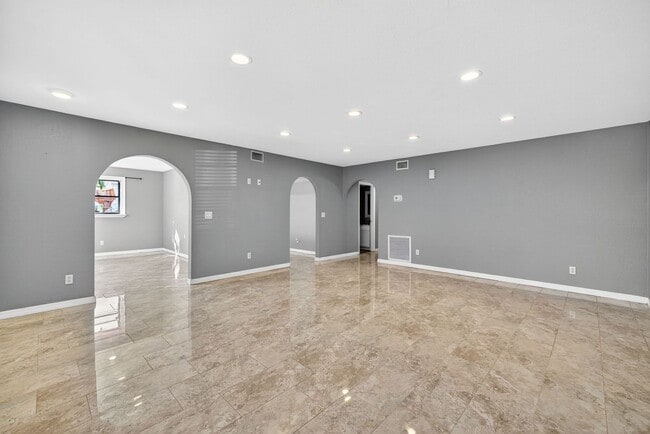 Building Photo - 2 Bedroom 2 Bath Condo with Community pool