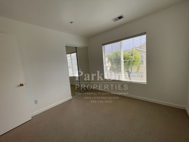 Building Photo - Great Townhouse in Livermore Available Now!