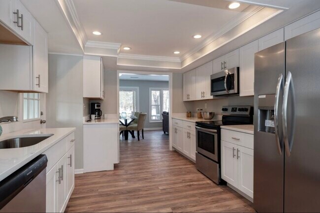 Building Photo - 684 Pfingsten Rd