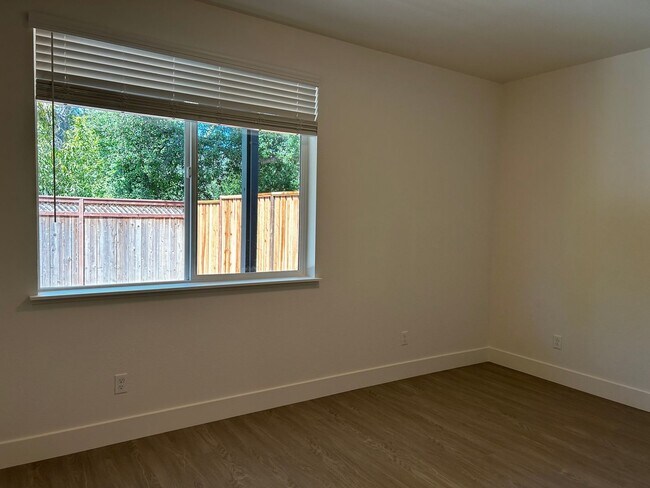 Building Photo - Coming soon! 2 bed 1 bath townhome with attached garage