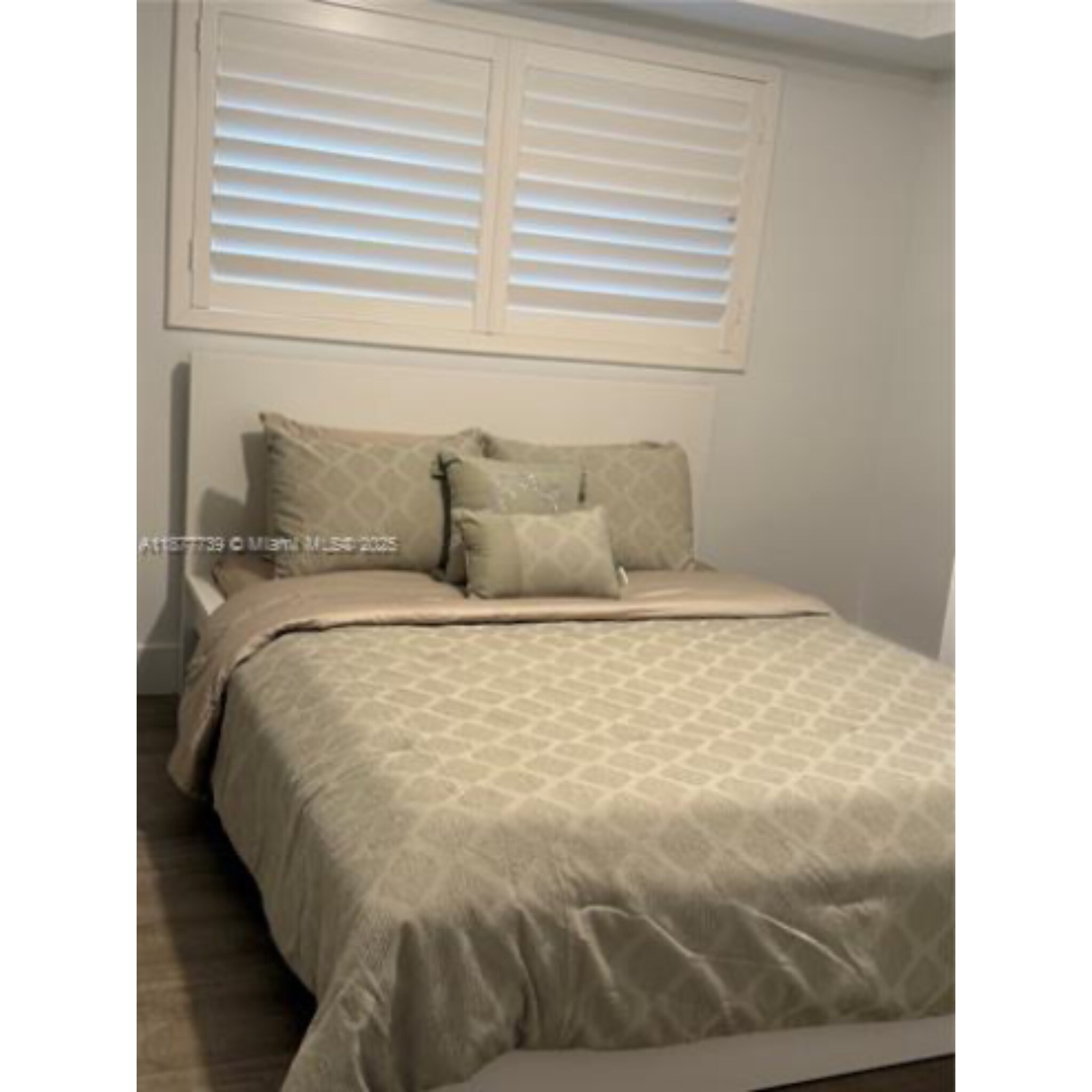 Building Photo - 3231 Salzedo St