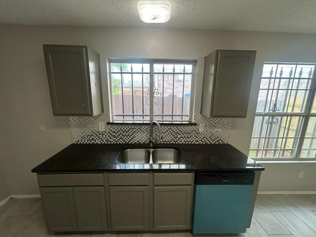 Building Photo - An unbeatable location that offers both convenience and luxury.