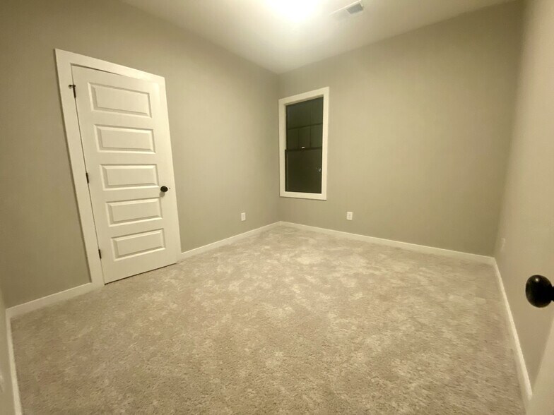 Building Photo - 1026 Windsor Dr