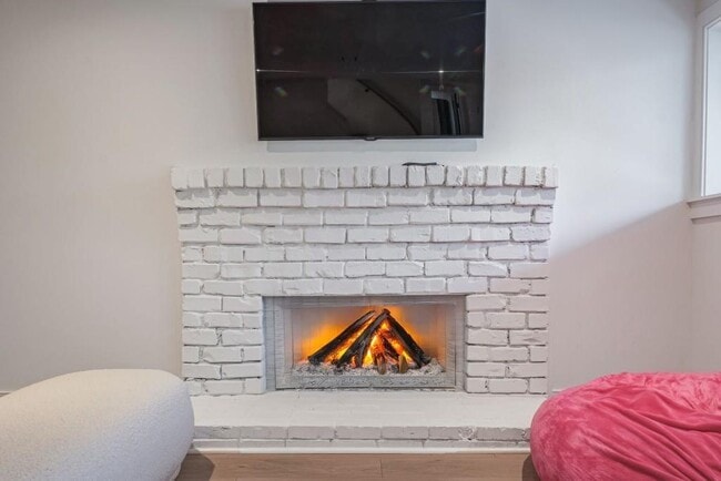 Building Photo - 1007 Somerset Dr NW