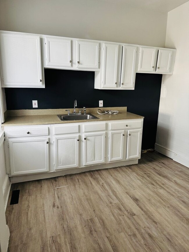 Building Photo - 328 W King St