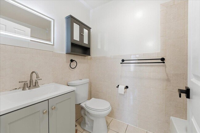 Building Photo - 624 Bramhall Ave