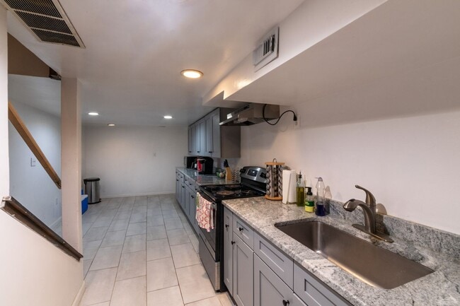 Building Photo - 2138 Mt Vernon St