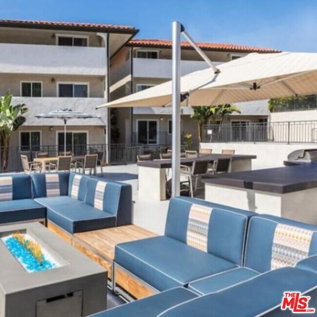 Building Photo - 6600 Beachview Dr