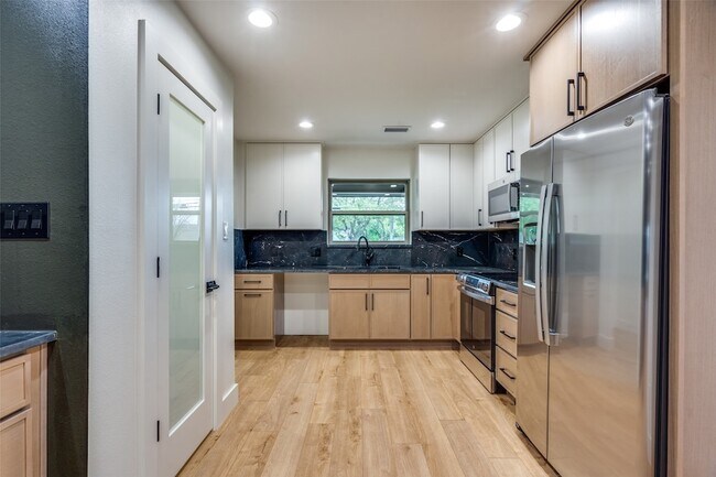 Building Photo - 1215 Mill Valley Dr
