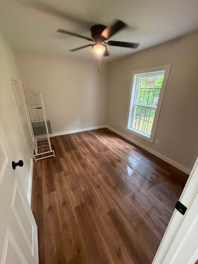Building Photo - Charming 2 bedroom 1 bath home