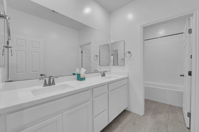 Building Photo - 3 bedroom home in gated community! Move in...