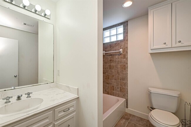 Building Photo - 11315 S Main St