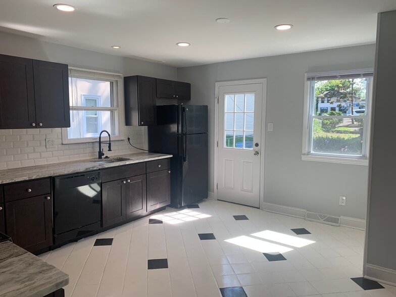 Kitchen with Pantry & ample storage - 150 S Lecato Ave