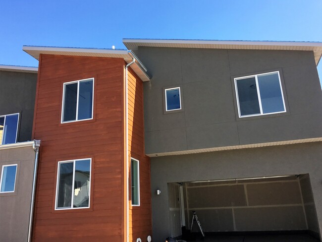 Primary Photo - Beautiful 3 Bedroom Home in Herriman with ...