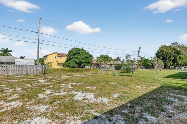 Building Photo - Beautiful 3/2 Available in the Heart of Boynton