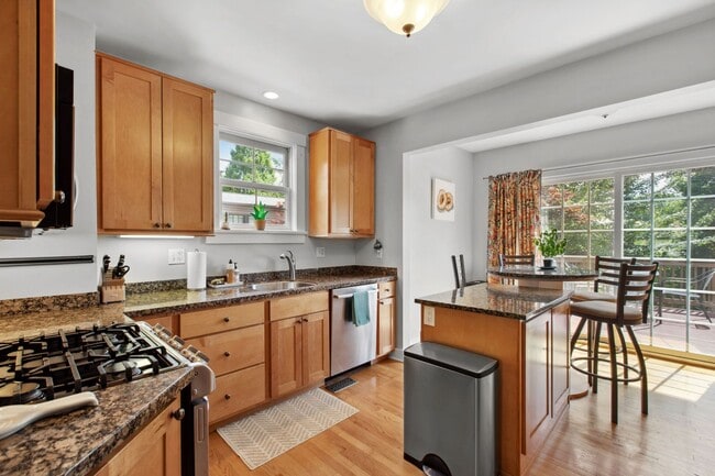 Building Photo - *Beautifully Updated & Spacious 4BD/4BA Si...