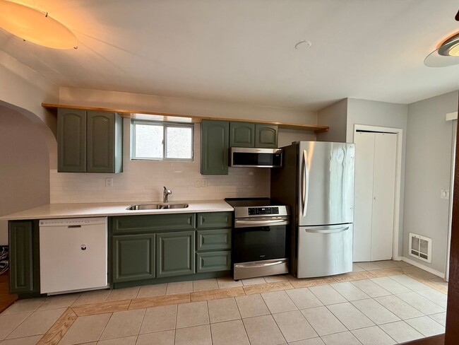 Building Photo - White Center Home
