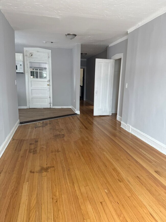 Building Photo - 2 BEDROOM 1 BATHROOM