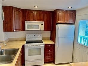 Building Photo - 320 NE 12th Ave