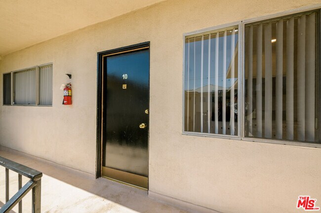 Building Photo - 2803 Arizona Ave