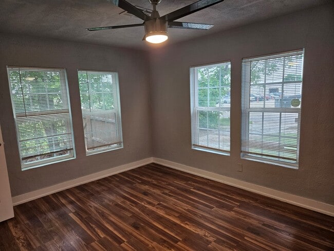 Building Photo - 209 NW Arlington Ave