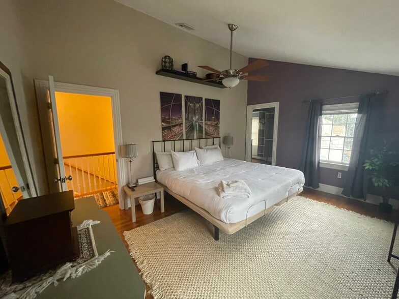 Building Photo - 14 Oak St