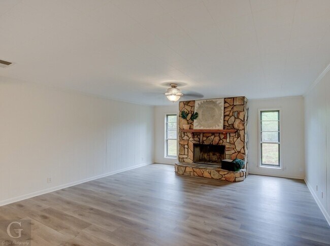 Building Photo - 9478 Poinsettia Dr