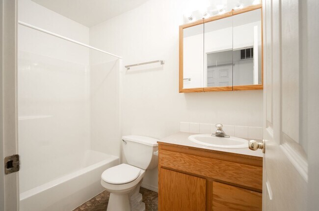 Building Photo - 1020 NE D St