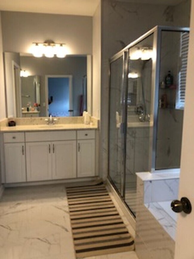 Building Photo - PRATICALLY BRAND NEW HOME IN GATED COMMUNITY!