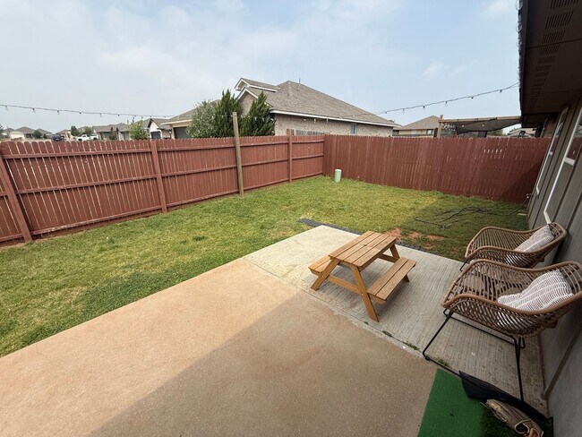 Building Photo - Immaculate 3 bed 2 bath in Mustang Schools, ready for move in on or before July 1st!
