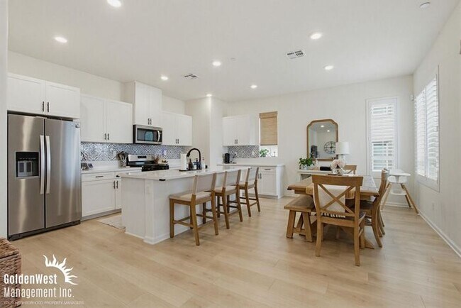 Building Photo - Modern 3Bdm 2.5Ba Unfurnished Town-Home in the Soltaire Community!