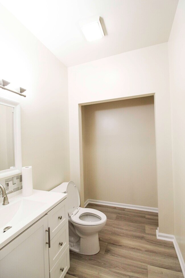 Building Photo - 507 W 4th St