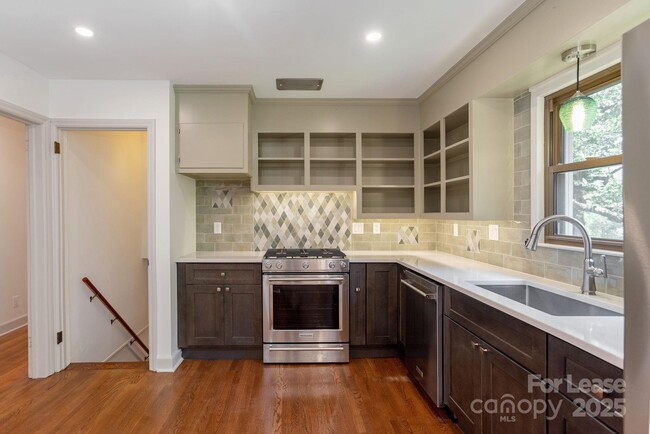 Building Photo - 10 S Oak Forest Dr