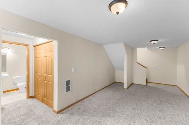 Building Photo - Modern 2-Bed Townhome with Vaulted Master & Private Deck – Prime Columbus Location!