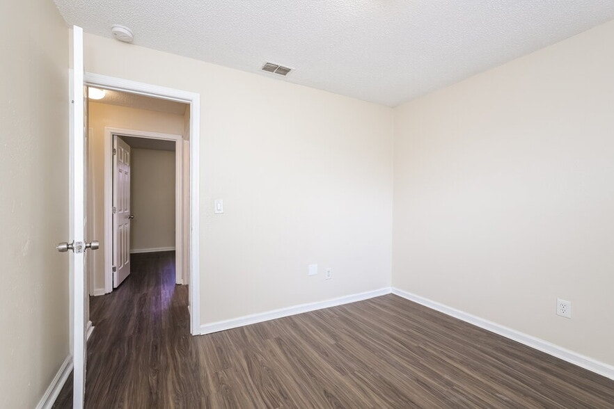 Building Photo - 646 Jaguar Ct