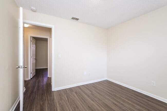 Building Photo - 646 Jaguar Ct