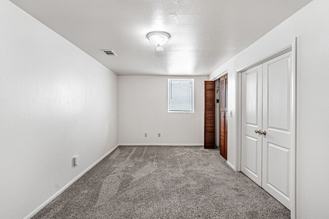 Building Photo - Spacious 3BD, 2BA Lakewood Half-Duplex wit...