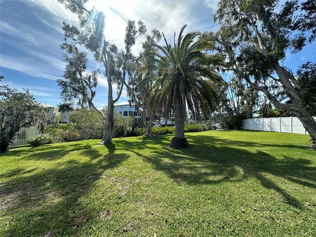 Building Photo - 812 Bayview Dr