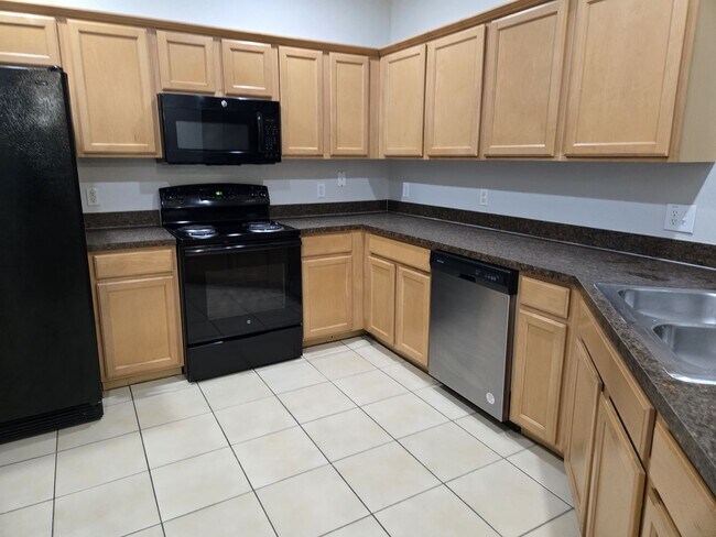 Building Photo - 3BD / 2.5BA Carriage Home