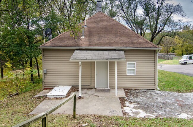 Building Photo - 2 Bed 1 Bath House