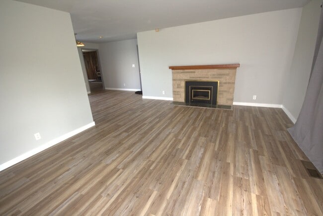 Building Photo - Beautiful SeaTac Home with Expansive Territorial Views