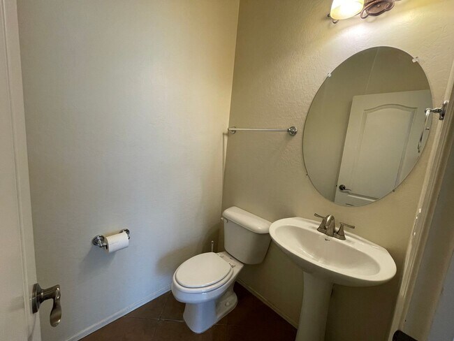 Building Photo - Prime Gilbert 3 Bedroom/2.5 bath 1st floor bonus room, 3 community pool's