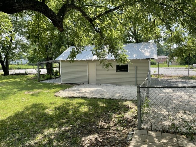 Building Photo - PRE-LEASING! Beautiful 3 Bedroom 2 Bath 2 Living Areas + Detached 1 Car Garage/ Workshop