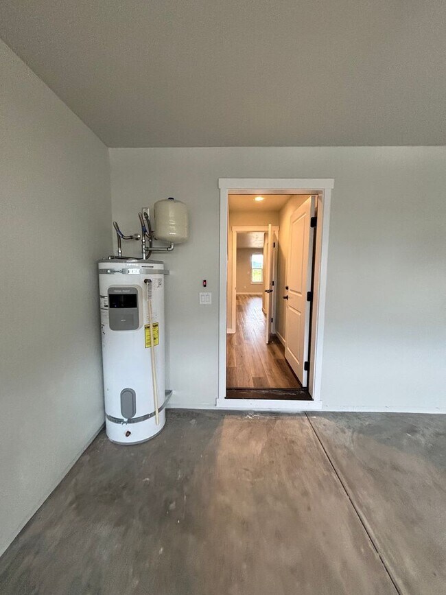 Building Photo - 6920-2t - 4738-4740 Gebhard