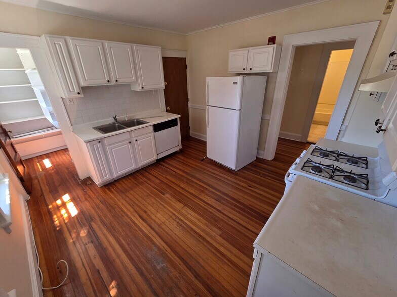 Building Photo - 494 Villa Ave