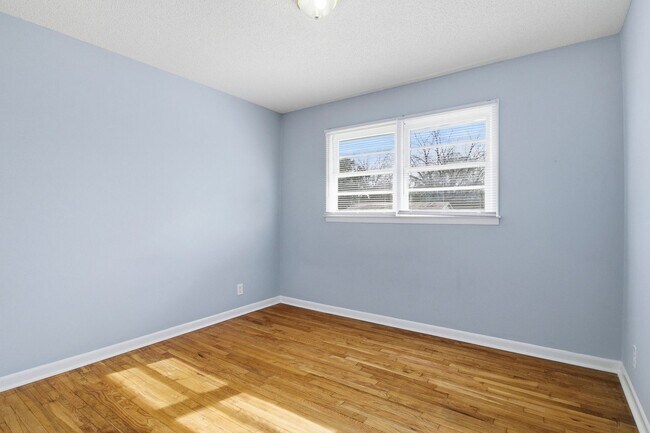 Building Photo - Majestic Maxwell