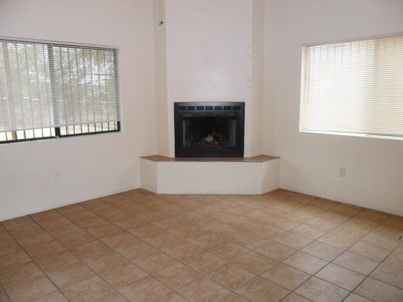 Building Photo - 516 E Waverly St